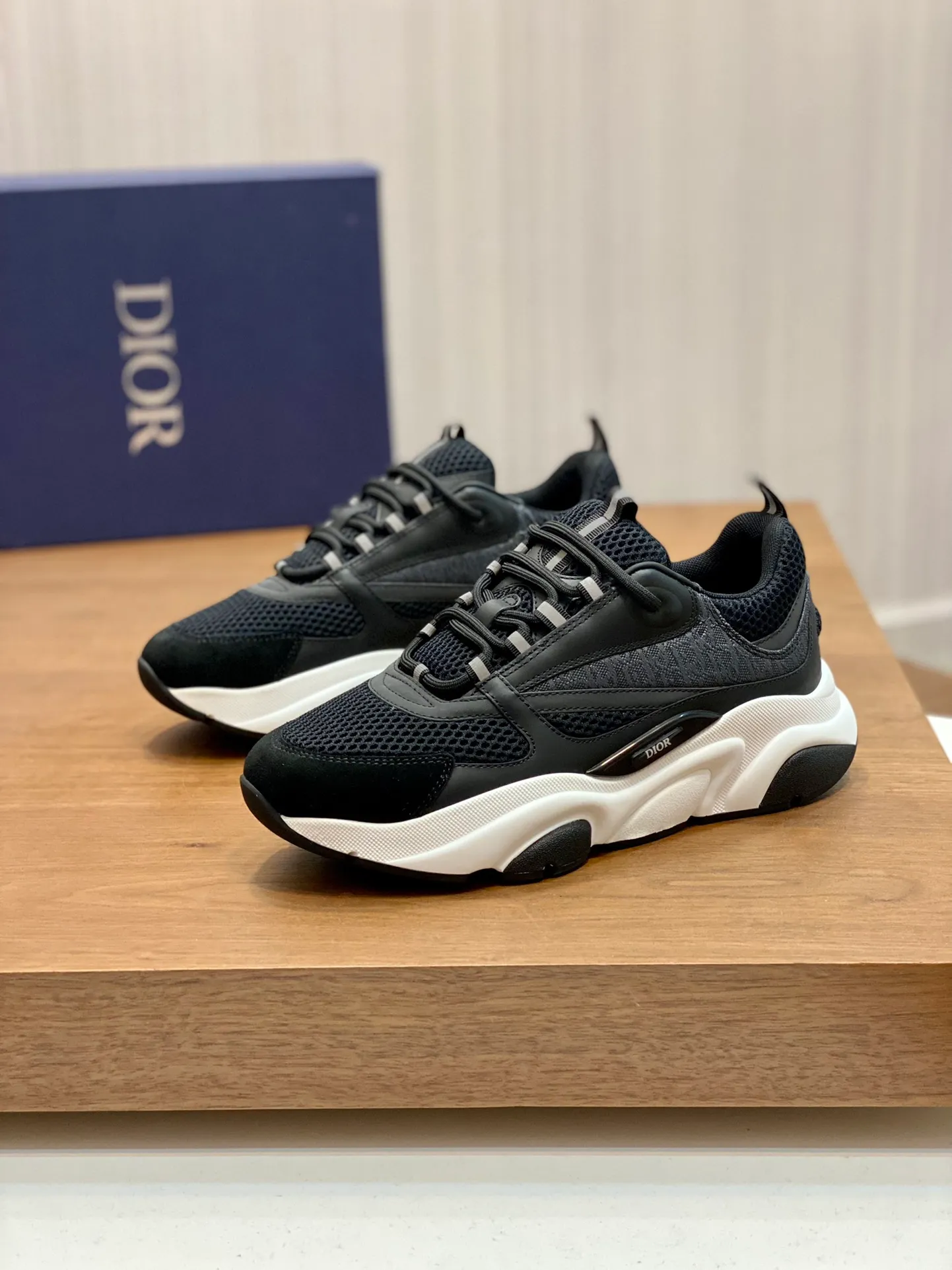 Factory price: 500💰 Dior B22 men's jogging fashion sneakers. This item draws inspiration from retro jogging shoes. It adopts a thick low-top design, with an upper made of leather and mesh fabric, and a black and white engraved rubber sole. The side is decorated with an embossed "Di~r" logo. Code number: 38-45 (38, 45, 46 can be customized)